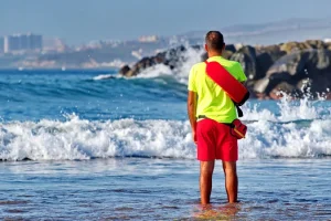 Σε επιφυλακή οι ναυαγοσώστες της Κρήτης – Συνεχείς διασώσεις λόγω των ισχυρών ανέμων