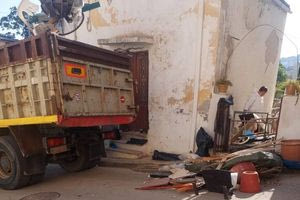 Δεκαπέντε φορτηγά σκουπίδια απομάκρυναν υπηρεσίες του Δήμου Χανίων από σπίτι στη Χαλέπα (ΦΩΤΟ)