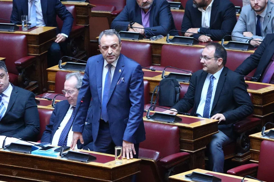 Τα πάνω – κάτω στη Βουλή μετά την έκπτωση των τριών «Σπαρτιατών» – Ερωτήματα για το πώς θα διαμορφώνονται οι πλειοψηφίες