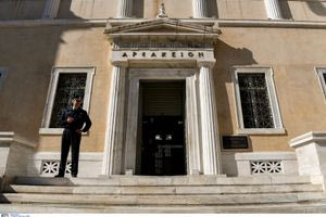 Κρίνεται στο ΣΤΕ η επαναφορά 13ου και 14ου μισθού στο Δημόσιο