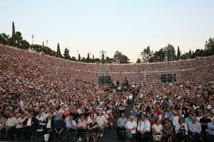 Χιλιάδες στο Καλλιμάρμαρο στη συναυλία για τα 100 χρόνια από τη γέννηση του Μίκη Θεοδωράκη