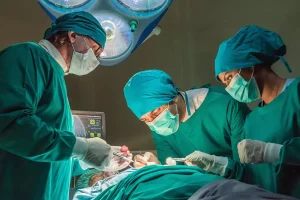 Απογευματινά χειρουργεία: Πόσες και ποιες επεμβάσεις έγιναν δωρεάν σε νοσοκομεία και ιδιωτικές κλινικές