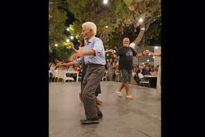 Σχοινούσα: Ηλικιωμένος σέρνει τον χορό και κλέβει τις εντυπώσεις – Δείτε βίντεο