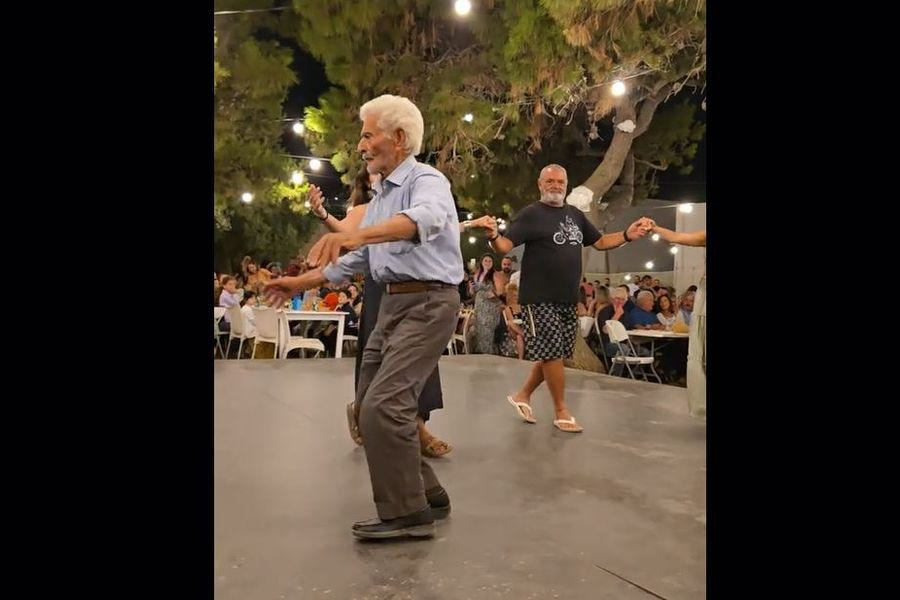 Σχοινούσα: Ηλικιωμένος σέρνει τον χορό και κλέβει τις εντυπώσεις – Δείτε βίντεο