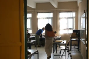 «Ντύθηκες με ρούχα λαϊκής»: Μαθήτρια Λυκείου κατήγγειλε επιτηρήτρια για λεκτική επίθεση και ρατσιστικά σχόλια