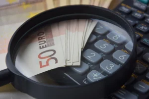 ΑΑΔΕ: Χαμηλά εισοδήματα στη δήλωση, εξαψήφιοι αριθμοί στην τράπεζα