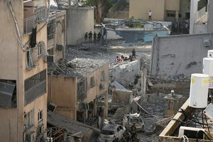 Μπαράζ επιθέσεων από Ισραήλ και Ιράν – Εκατέρωθεν βομβαρδισμοί και απειλές