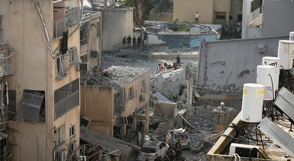 Μπαράζ επιθέσεων από Ισραήλ και Ιράν – Εκατέρωθεν βομβαρδισμοί και απειλές