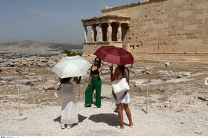 Οι «απαγορευμένες» selfie, η «αστυνομία μόδας» και τα ψηλά τακούνια: Τα μέτρα που παίρνουν οι χώρες για τον (υπερ)τουρισμό