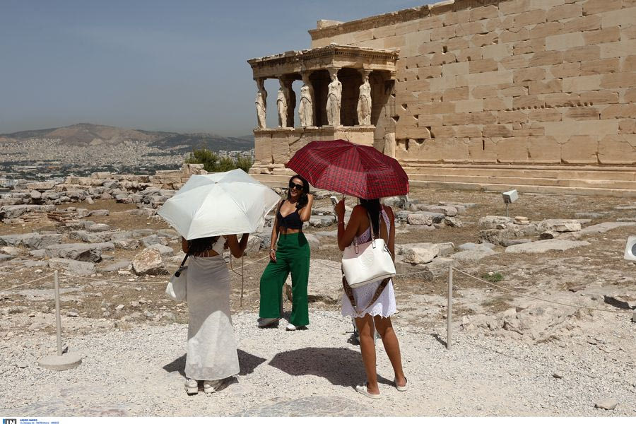 Οι «απαγορευμένες» selfie, η «αστυνομία μόδας» και τα ψηλά τακούνια: Τα μέτρα που παίρνουν οι χώρες για τον (υπερ)τουρισμό