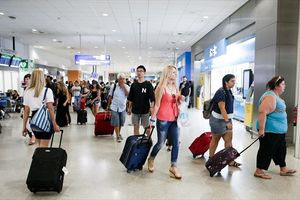 Γεμάτα αεροπλάνα, πολλά άδεια ξενοδοχειακά δωμάτια λόγω Airbnb