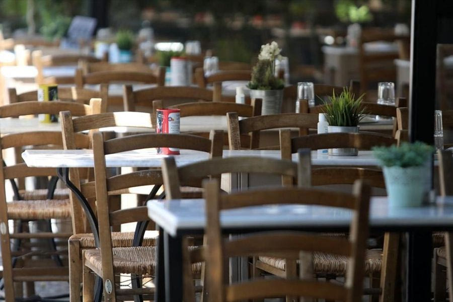 Το 50% των καταστημάτων που βγάζουν έξω τραπεζοκαθίσματα δεν έχουν άδεια από το Δήμο, σύμφωνα με το Ελεγκτικό Συνέδριο