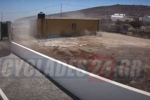 Θυελλώδεις άνεμοι διέλυσαν τροχόσπιτο στη Σαντορίνη (βίντεο)