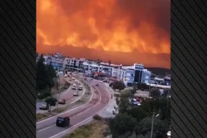 Καίγεται η Σμύρνη, βρέχει στάχτη στην Πάτμο – Πολλά μέτωπα σε όλη την Τουρκία