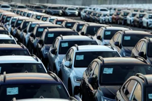 Ο Τραμπ εξετάζει αύξηση δασμών στα αυτοκίνητα και ακυρώνει την απαγόρευση βενζινοκίνητων στην Καλιφόρνια