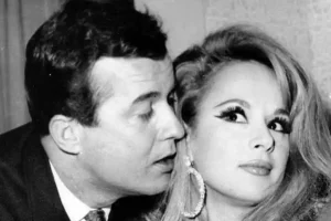 Στησιχόρου 3: Το σπίτι θρύλος της Αλίκη Βουγιουκλάκη, που το κουδούνι έγραφε μόνο τ’ όνομά της