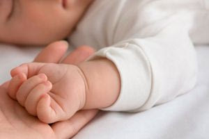 Ινδία: Μάχη για τη ζωή του δίνει βρέφος 20 ημερών που είχαν θάψει ζωντανό