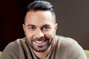 Ηλίας Βρεττός: Γύρισε βίντεο κλιπ το τραγούδι «Δεν Υπάρχει», μαζί με τους θαυμαστές του