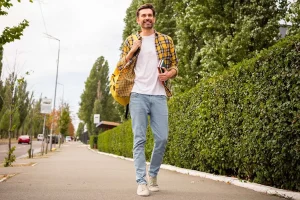 Πόσα λεπτά περπάτημα την ημέρα «διώχνουν» τον πόνο από τη μέση