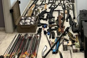 Χανιά: Καταδικάστηκε στο αυτόφωρο ο 42χρονος με το οπλοστάσιο στο σπίτι του – Οδηγείται στη φυλακή