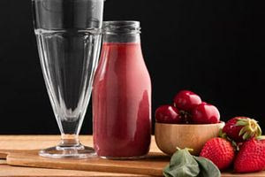 Φυσικός χυμός από φράουλα και κεράσι με μέλι και δυόσμο