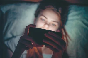 Εθισμός στο Διαδίκτυο: Χωρίς social media μέχρι τα 15 – TikTok και Instagram μόνο με… γονική άδεια