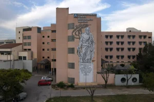 Αγωνία για 5χρονο αγοράκι στη Λάρισα: Έπεσε από μπαλκόνι ύψους πέντε μέτρων