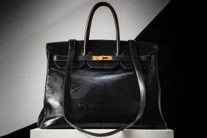 Σε δημοπρασία η πρώτη Birkin του οίκου Hermès: Πώς μια πτήση Παρίσι – Λονδίνο γέννησε την πιο διάσημη τσάντα