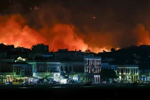 Εφιαλτικό βράδυ στη Χίο: Μάχη σε πέντε πύρινα μέτωπα, εξετάζεται ο εμπρησμός