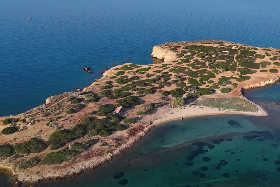 Το άγνωστο ιδιωτικό νησί που ανήκει σε έναν συνταξιούχο οδηγό λεωφορείου