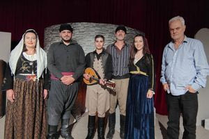 Η «Εμινέ»  του Γιώργη Καράτζη επί σκηνής