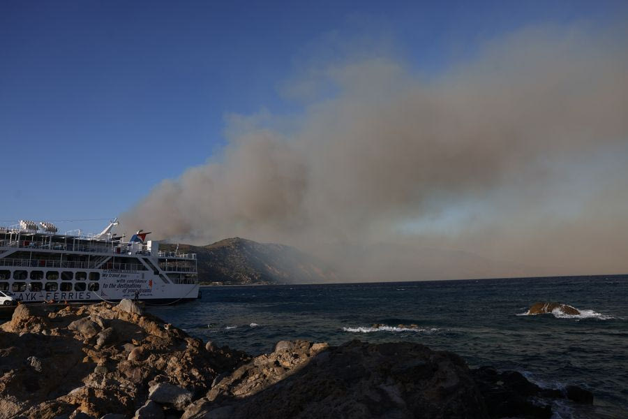 Κρίσιμη νύχτα στο Σέλινο: Η φωτιά μαίνεται με ισχυρούς ανέμους, καμένα σπίτια και τραυματίες