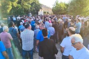 Παραμένει “φαβορί” παρά τις διαμαρτυρίες