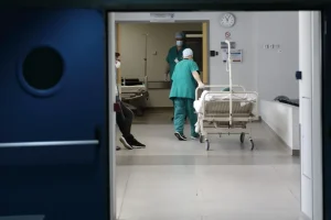 Πέθανε ο 48χρονος που ξυλοκοπήθηκε από ανήλικο στα Γλυκά Νερά