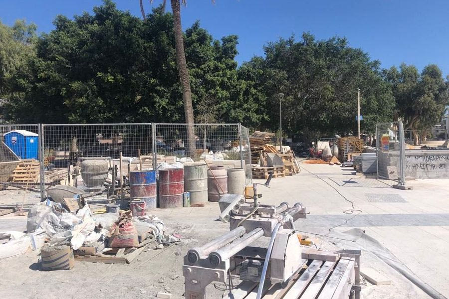 Πολίτες πέφτουν στην ημιτελή πλατεία