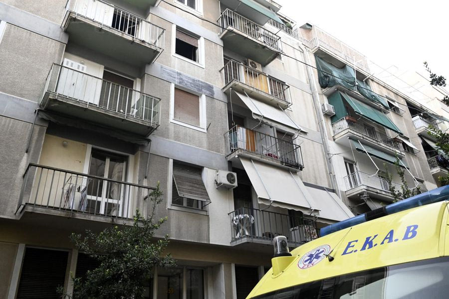 Φωτιά σε διαμέρισμα στην Αργυρούπολη – Ανασύρθηκε γυναίκα χωρίς τις αισθήσεις της