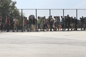 Έφτασαν στον Πειραιά από την Κρήτη οι πρώτοι 200 μετανάστες – Επιχείρηση εκκένωσης δομών στο νησί και συλλήψεις διακινητών