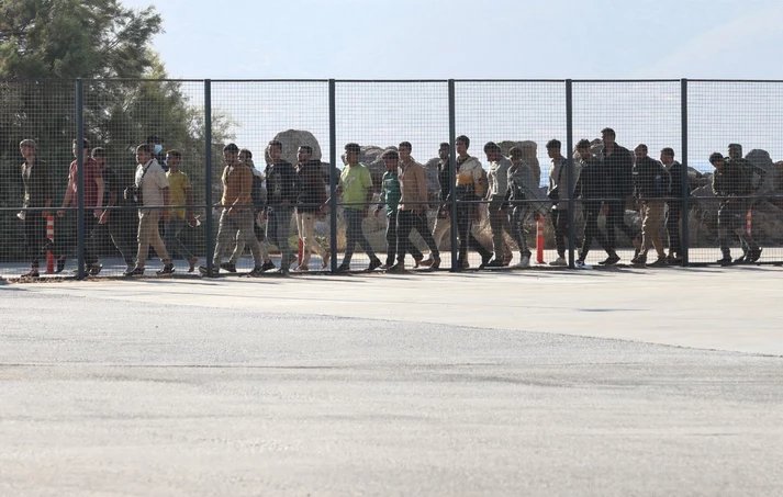Έφτασαν στον Πειραιά από την Κρήτη οι πρώτοι 200 μετανάστες – Επιχείρηση εκκένωσης δομών στο νησί και συλλήψεις διακινητών