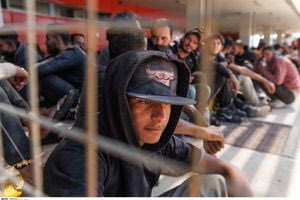 Σουτζουκάκια, ομελέτα και φρέσκα φρούτα: Τι περιλαμβάνουν τα μενού που δίνονται στις δομές φιλοξενίας των μεταναστών