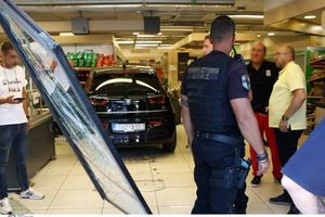 Νίκαια: Αυτοκίνητο έπεσε σε σούπερ μάρκετ – Τρεις τραυματίες, ανάμεσά τους δύο παιδιά