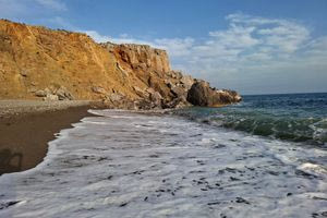 Τρυπητή: Ακατέργαστη ομορφιά σε μια παραλία που βασιλεύουν η απλότητα και η σιωπή