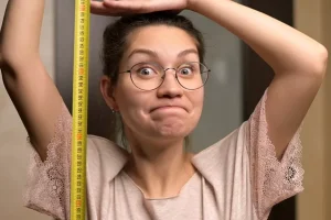 Ζηλιάρηδες και ανταγωνιστικοί όσοι δεν νιώθουν άνετα με το ύψος τους – Έρευνα αποκαλύπτει