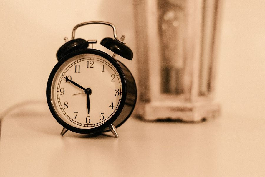 Τι ώρα να ξυπνάτε το πρωί για να είστε πιο ευτυχισμένοι