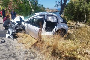 Τροχαίο στα Χανιά: Εκσφενδονίστηκε σε γκρεμό και σταμάτησε πάνω σε δέντρο