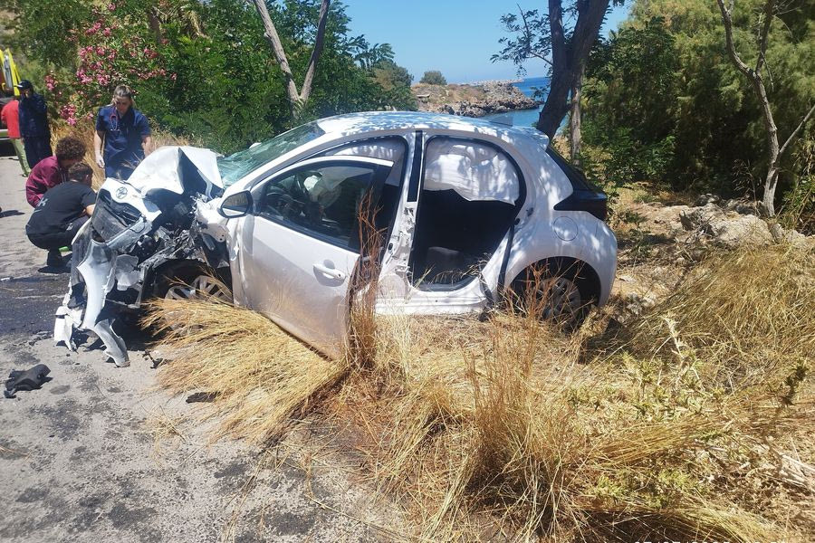 Τροχαίο στα Χανιά: Εκσφενδονίστηκε σε γκρεμό και σταμάτησε πάνω σε δέντρο