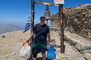 Ήρθε από το Ηνωμένο Βασίλειο και μάζεψε τα σκουπίδια στην κορυφή του Ψηλορείτη!