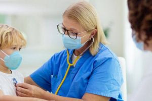 Αντιδράσεις για τους «μετακινούμενους» σχολικούς νοσηλευτές – Τι λέει στην “Π” ο Γιώργος Καρακωνσταντάκης