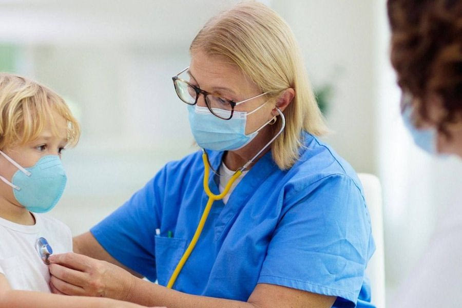 Αντιδράσεις για τους «μετακινούμενους» σχολικούς νοσηλευτές – Τι λέει στην “Π” ο Γιώργος Καρακωνσταντάκης