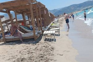 Καταγγελία για Φαλάσαρνα: Μουσική στη διαπασών, ξαπλώστρες στο νερό και νεκρά χελωνάκια στην παραλία