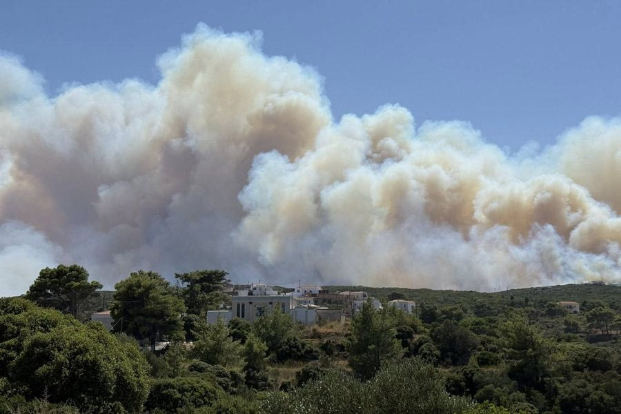 Πολλά πύρινα μέτωπα σε όλη τη χώρα –  Ηχεί το 112 για εκκενώσεις οικισμών